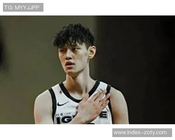 曾凡博回防失位被狄龙三分命中比赛局势瞬息万变 曾凡博回防失位被狄龙三分命中比赛局势瞬息万变