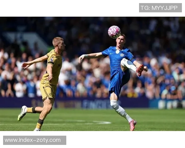 水晶宫追逐19岁荷兰新星斯米特面临曼联皇马强劲竞争 水晶宫追逐19岁荷兰新星斯米特面临曼联皇马强劲竞争