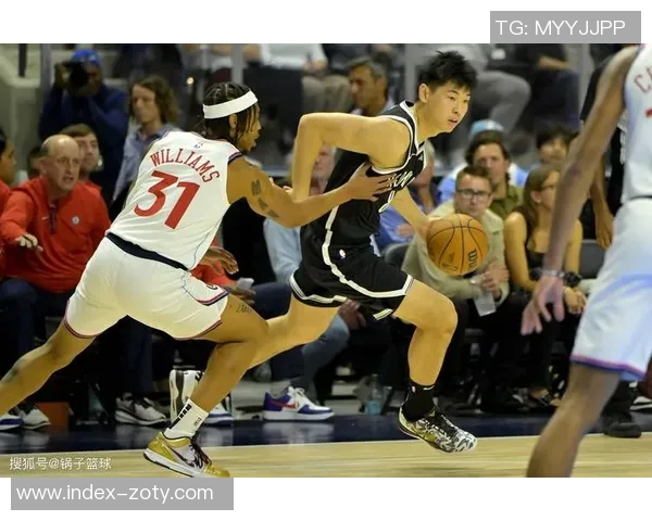 快船全员积极备战明日季前赛首战广州训练照曝光 快船全员积极备战明日季前赛首战广州训练照曝光