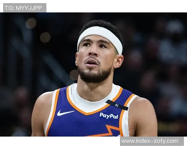 布克追身三分命中却遭裁判无视3加1机会球队分差扩大至20分以上 布克追身三分命中却遭裁判无视3加1机会球队分差扩大至20分以上