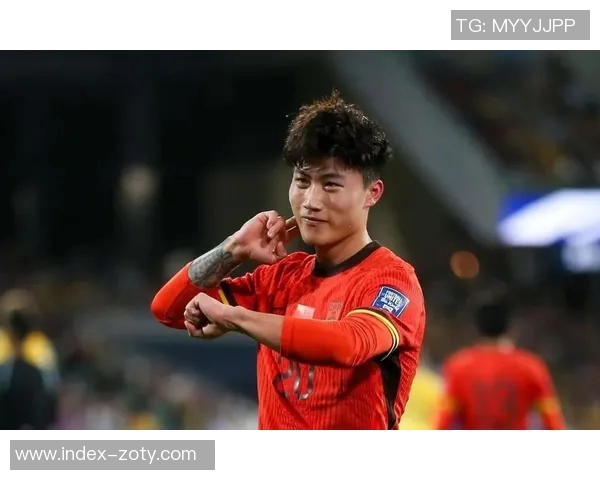 泰山队第72分钟进攻失误谢文能传中直接飞出底线引发球迷失望 泰山队第72分钟进攻失误谢文能传中直接飞出底线引发球迷失望