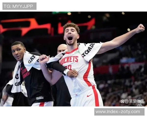 申京与亚当斯默契配合卡佩拉迅速融入双塔战术体系 申京与亚当斯默契配合卡佩拉迅速融入双塔战术体系