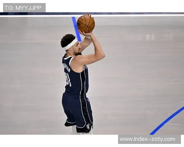 克莱上半场表现出色三分命中率高助球队稳住局势 克莱上半场表现出色三分命中率高助球队稳住局势